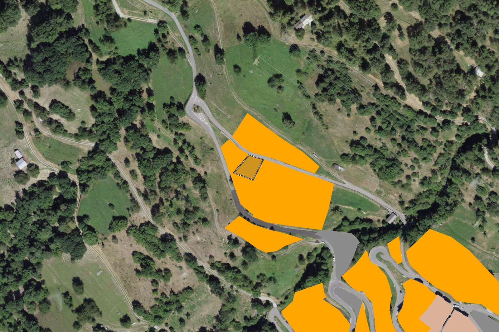 Zones à bâtir sur orthophoto : la parcelle surlignée à l'intérieur de la zone d'habitation de Sarreyer.